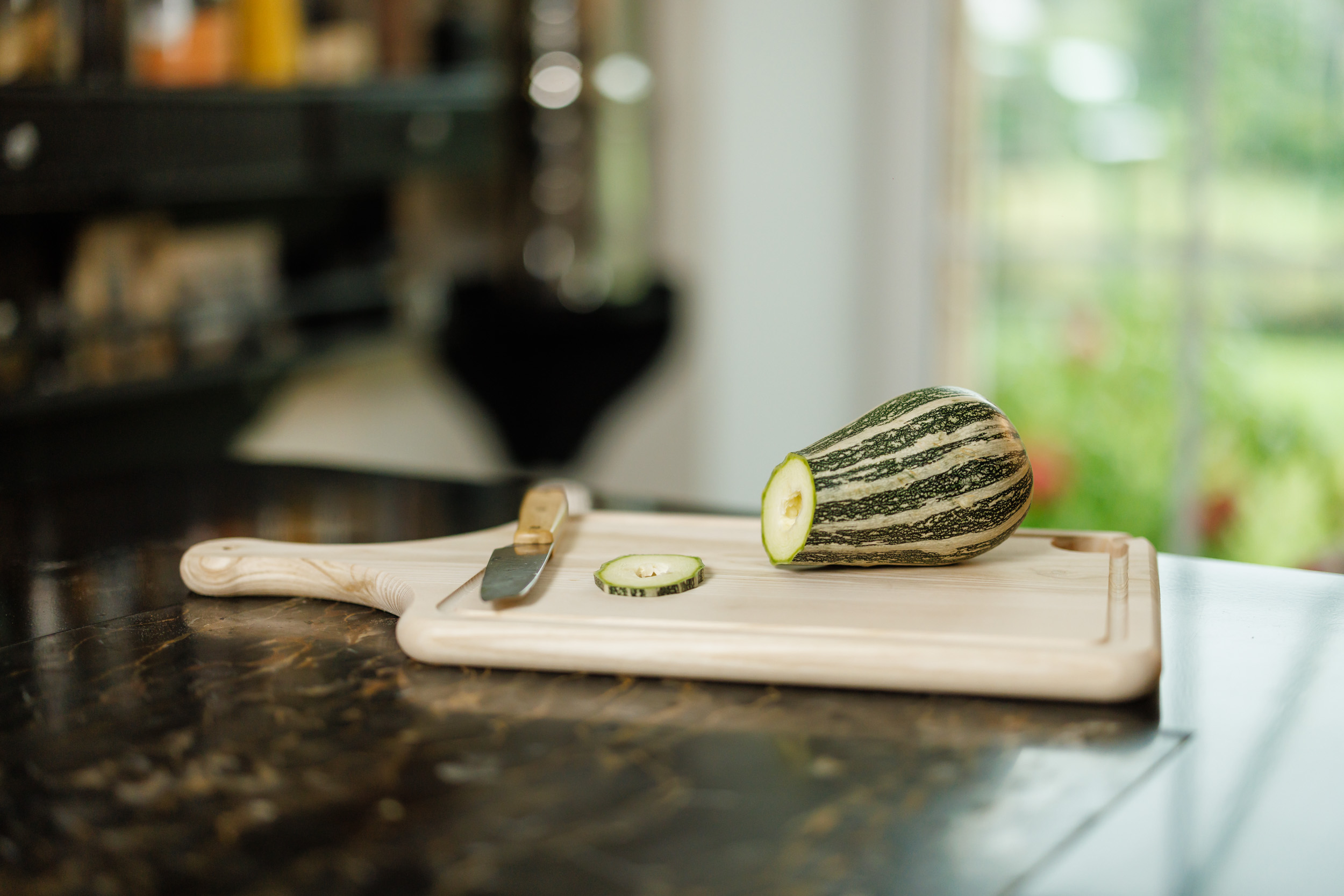 Planche à découper avec manche, grand modèle. Découpe de courgette.