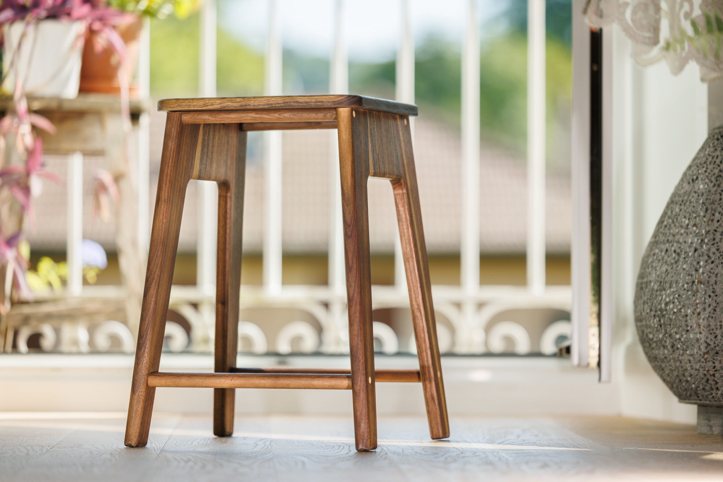 Tabouret en bois, noyer