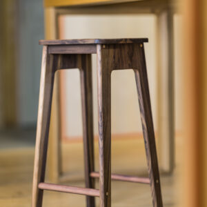 Tabouret de bar en noyer massif, tabouret seul
