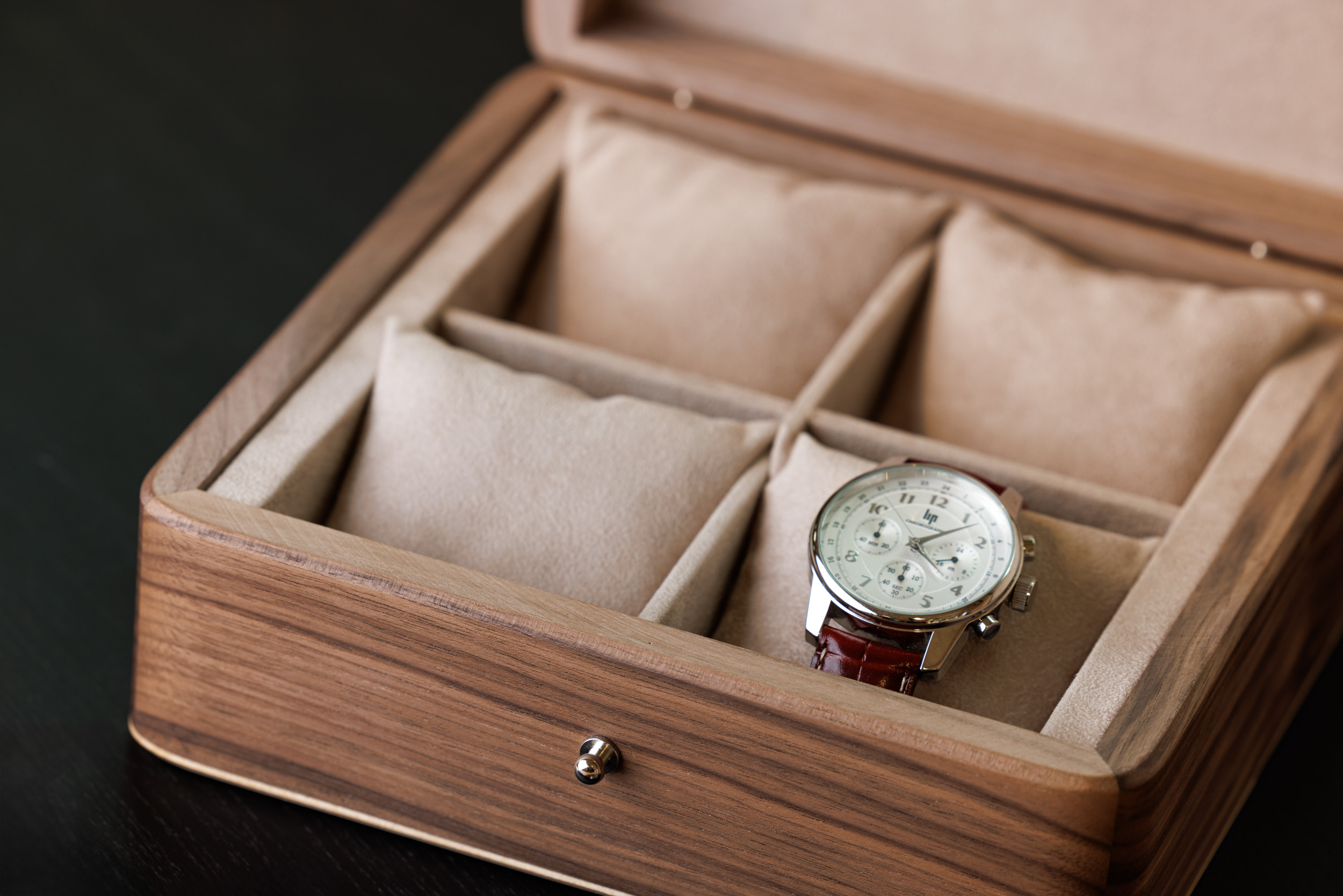 Coffret 4 montres noyer massif vue de loin